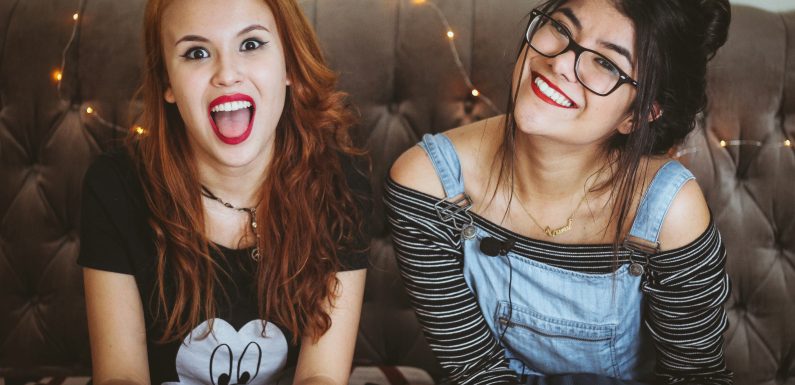 Online Romance in 2025 – Real Love Stories That Started on the Internet