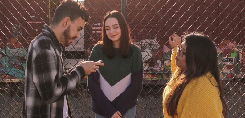 How to Flirt Naturally Without Trying Too Hard (Simple & Real Tips)